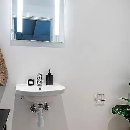 Hotel Fantastic Four-bedroom Centrally Located With A Roof Terrace